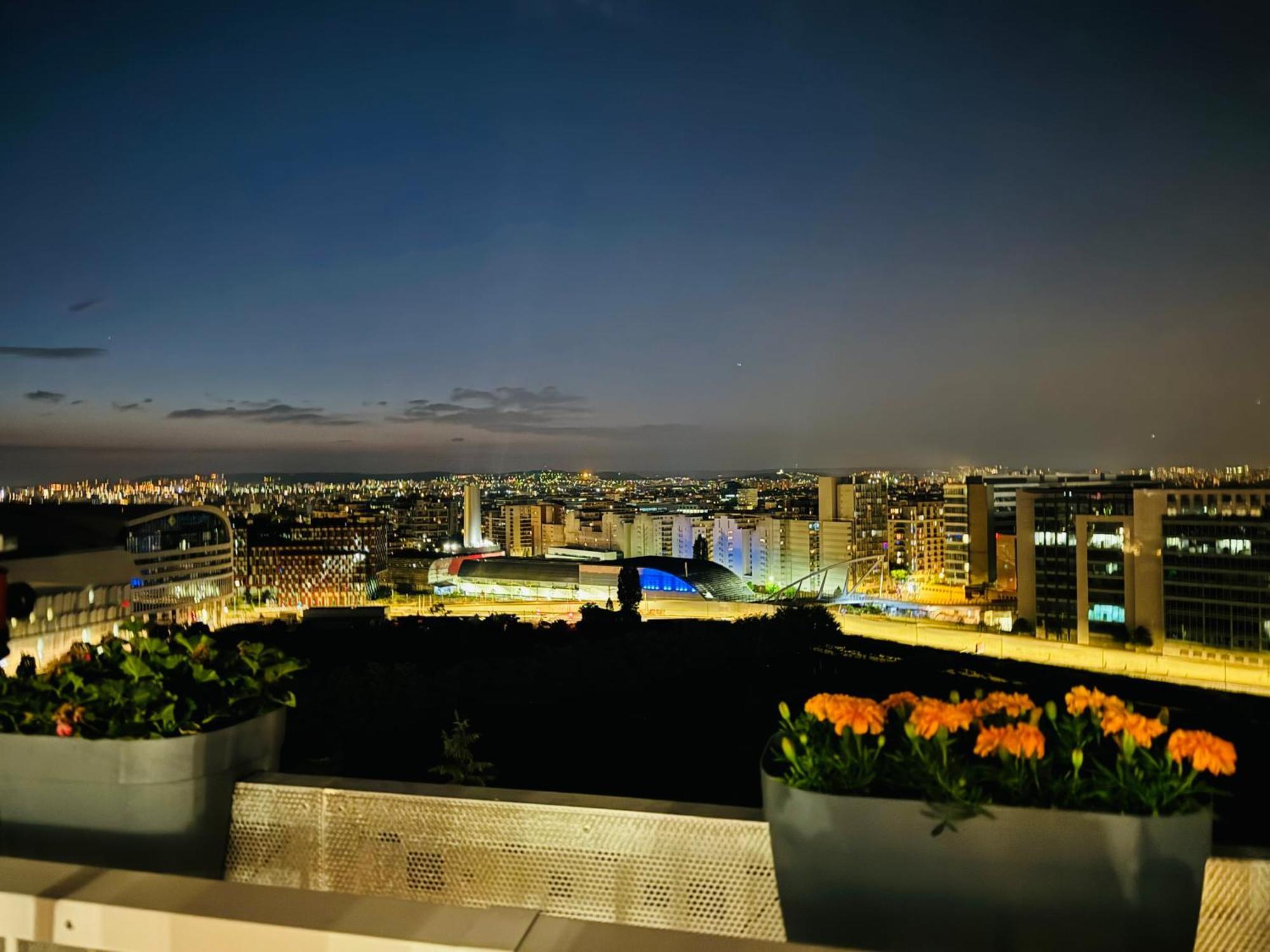 Luxury 2 Rooms Apartment With Balcony Puteaux Bagian luar foto